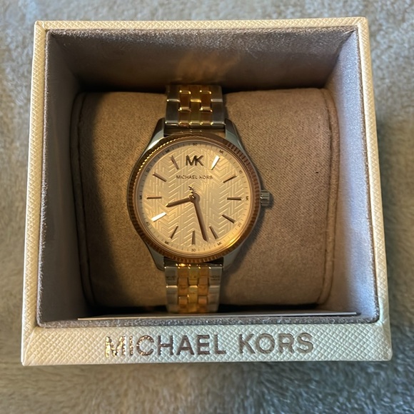 Michael Kors Watch - Picture 4 of 4